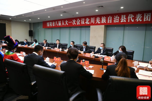 2021年10月27日，羅增斌參加北川代表團(tuán)分團(tuán)討論1  張莉  攝.jpg