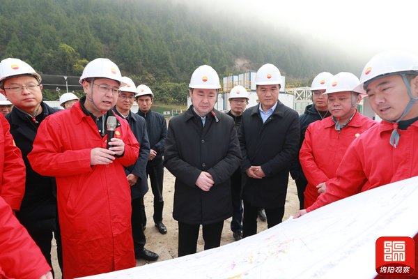 2021年12月9日 羅增斌在鹽亭蓬深6井天然氣勘探現(xiàn)場調研（記者 賴杰 攝）.jpg