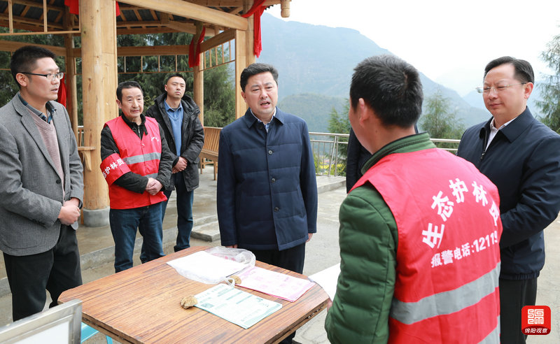 2021年3月6日 羅增斌在擂鼓鎮(zhèn)蓋頭村檢查森林防火工作（記者 賴(lài)杰 攝）.jpg