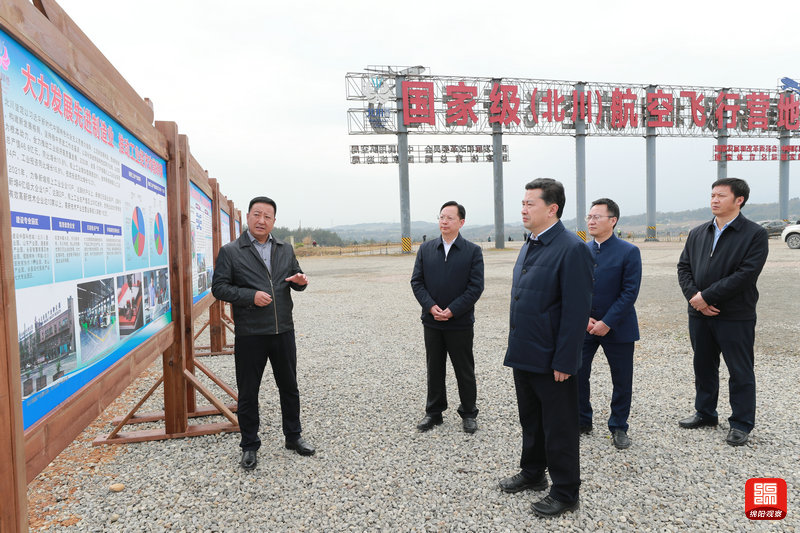 2021年3月6日 羅增斌在通用機(jī)場(chǎng)調(diào)研（記者 賴(lài)杰 攝）.jpg