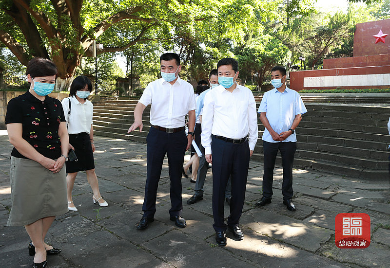 2021年7月30日 羅增斌在南山烈士紀念館調(diào)研（記者 賴杰 攝）.JPG
