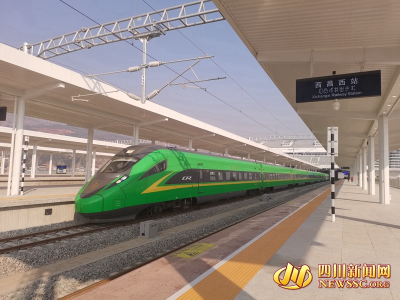 復(fù)興號(hào)動(dòng)車_副本.jpg