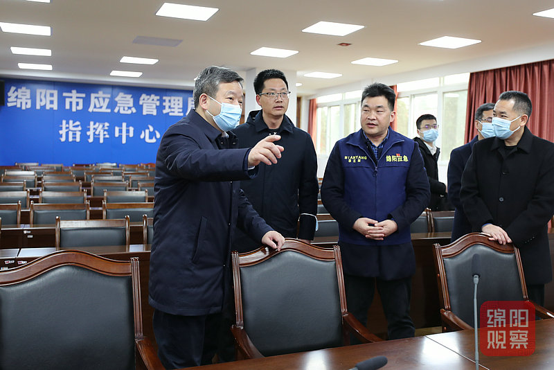 應急中心看望值班人員（記者 賴杰 攝）.jpg
