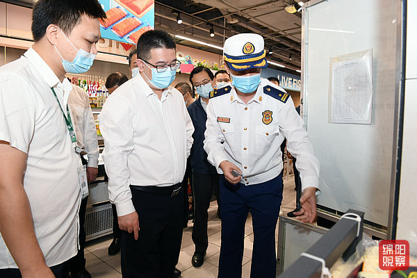 2022年9月28日，李云檢查節(jié)前安全生產(chǎn)、疫情防控、市場供應(yīng)4  張莉 攝.jpg
