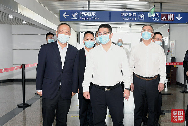 2022年9月28日，李云檢查節(jié)前安全生產(chǎn)、疫情防控、市場供應(yīng)(機場)5  張莉 攝.jpg