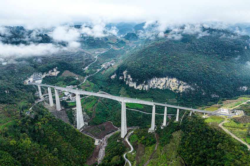 馮家寨特大橋。成都鐵路供圖