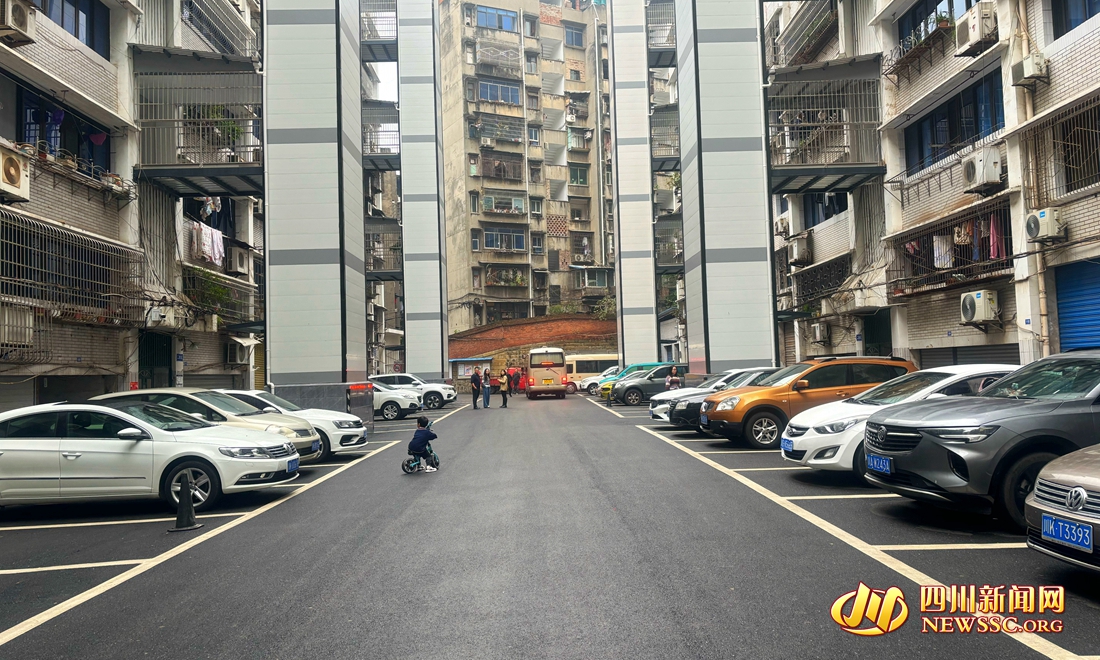 電業(yè)小區(qū)整齊的停車場(chǎng)、加裝了新電梯.jpg