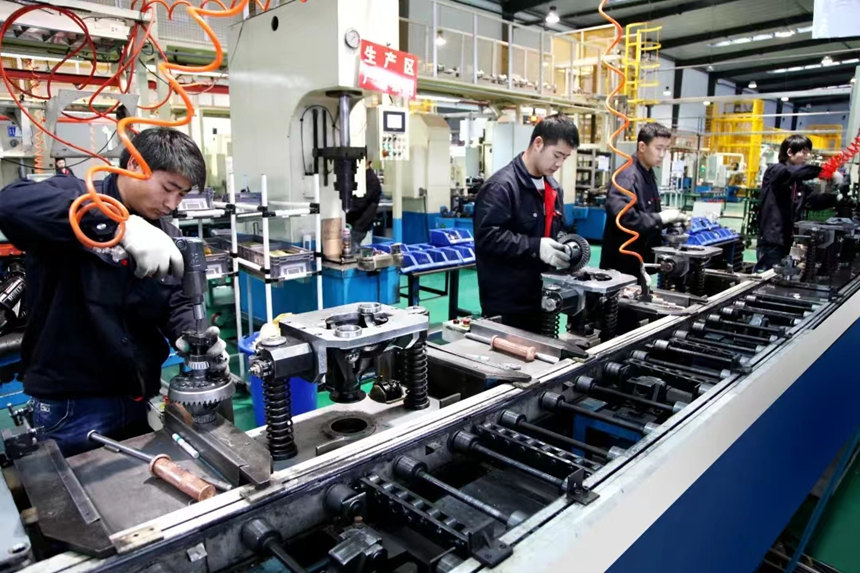 四川建安工業(yè)有限責(zé)任公司生產(chǎn)車(chē)間內(nèi)工人們?cè)谌ιa(chǎn)。 受訪(fǎng)者供圖