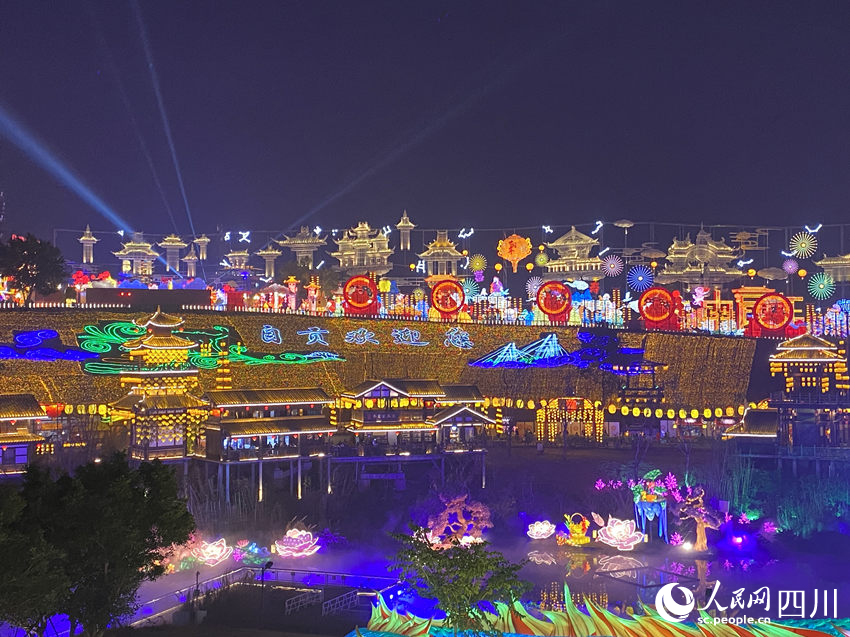 第30屆自貢國際恐龍燈會現(xiàn)場。人民網(wǎng) 王凡攝