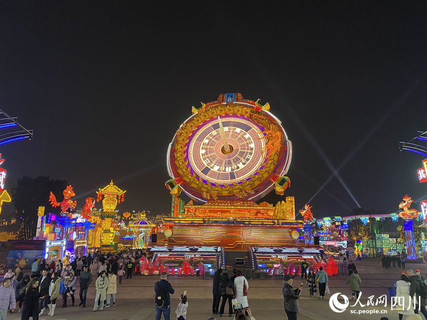 燈會開幕當晚，各地游客前來賞燈。人民網(wǎng) 王凡攝