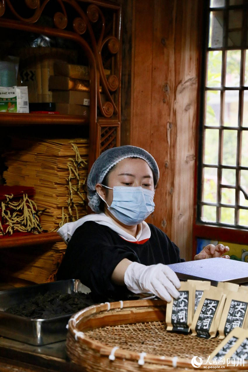 “茶祥子”制茶坊員工正在包裝茶葉。人民網記者 朱虹攝